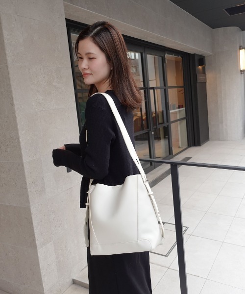 CORNERS（コーナーズ）の「レザーショルダーバッグ【ポーチ付き】（ショルダーバッグ・レディース・ブラック/アイボリー/ダークブラウン/ブラウン・FREE）」の7枚目の写真