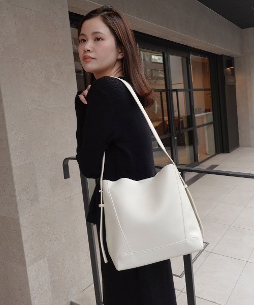 CORNERS（コーナーズ）の「レザーショルダーバッグ【ポーチ付き】（ショルダーバッグ・レディース・ブラック/アイボリー/ダークブラウン/ブラウン・FREE）」の8枚目の写真