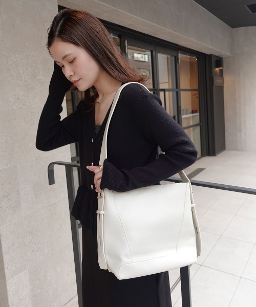 CORNERS（コーナーズ）の「レザーショルダーバッグ【ポーチ付き】（ショルダーバッグ・レディース・ブラック/アイボリー/ダークブラウン/ブラウン・FREE）」の9枚目の写真