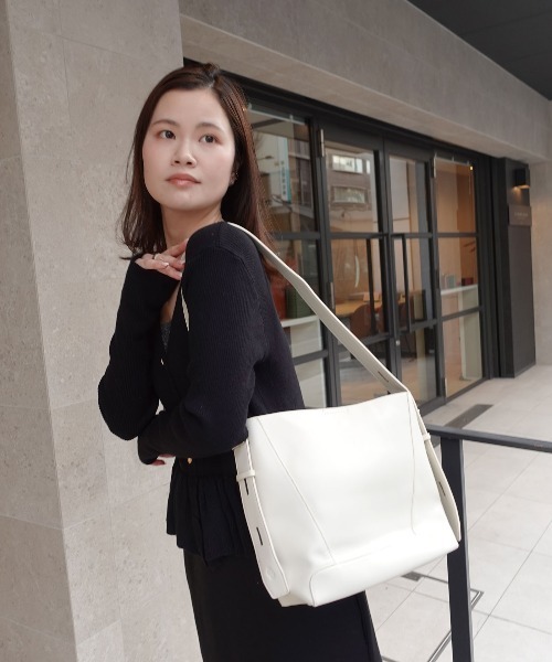 CORNERS（コーナーズ）の「レザーショルダーバッグ【ポーチ付き】（ショルダーバッグ・レディース・ブラック/アイボリー/ダークブラウン/ブラウン・FREE）」の10枚目の写真