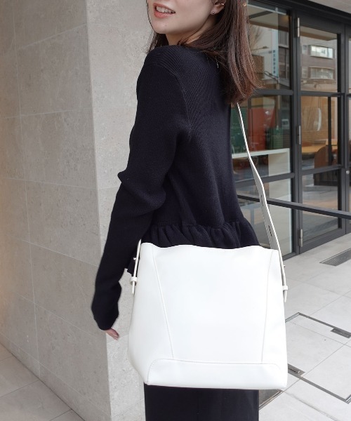 CORNERS（コーナーズ）の「レザーショルダーバッグ【ポーチ付き】（ショルダーバッグ・レディース・ブラック/アイボリー/ダークブラウン/ブラウン・FREE）」の11枚目の写真