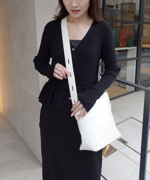 CORNERS（コーナーズ）の「レザーショルダーバッグ【ポーチ付き】（ショルダーバッグ・レディース・ブラック/アイボリー/ダークブラウン/ブラウン・FREE）」の12枚目の写真