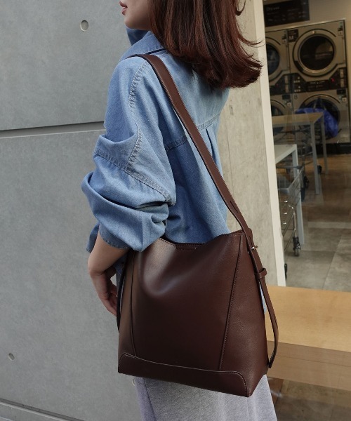 CORNERS（コーナーズ）の「レザーショルダーバッグ【ポーチ付き】（ショルダーバッグ・レディース・ブラック/アイボリー/ダークブラウン/ブラウン・FREE）」の14枚目の写真