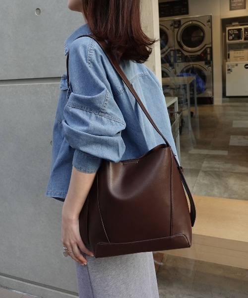 CORNERS（コーナーズ）の「レザーショルダーバッグ【ポーチ付き】（ショルダーバッグ・レディース・ブラック/アイボリー/ダークブラウン/ブラウン・FREE）」の16枚目の写真