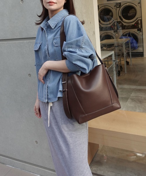 CORNERS（コーナーズ）の「レザーショルダーバッグ【ポーチ付き】（ショルダーバッグ・レディース・ブラック/アイボリー/ダークブラウン/ブラウン・FREE）」の17枚目の写真