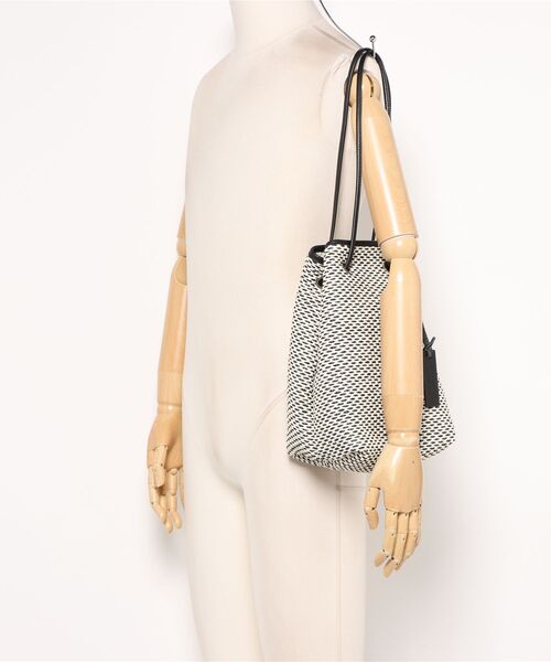 marco masi(マルコマージ)の「【MARCO MASI】スリムナチュラルサマー巾着バッグ(Q66432)(ハンドバッグ・レディース・ブラック系その他・ALL)」の5枚目の写真