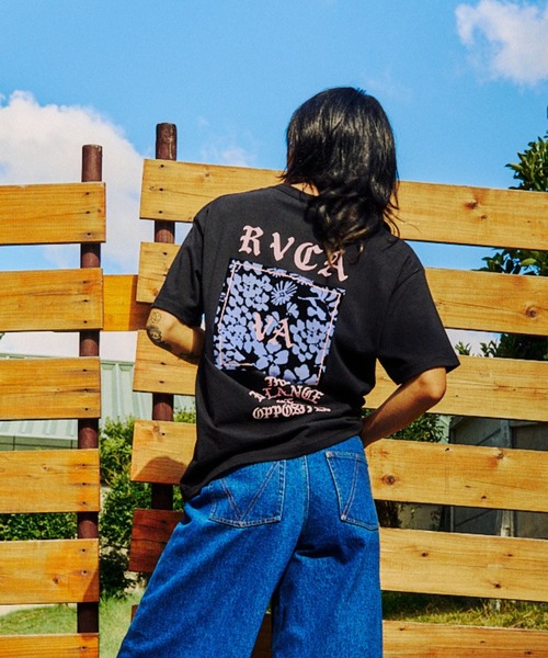 RVCA(ルーカ)の「RVCA ウィメンズ DAISY VA BOX LOGO LOOSE FIT SS TEE Tシャツ 【2026年春夏モデル】(Tシャツ/カットソー・レディース・ホワイト/ピンク系その他/ブラック・LARGE/MEDIUM/SMALL)」の1枚目の写真