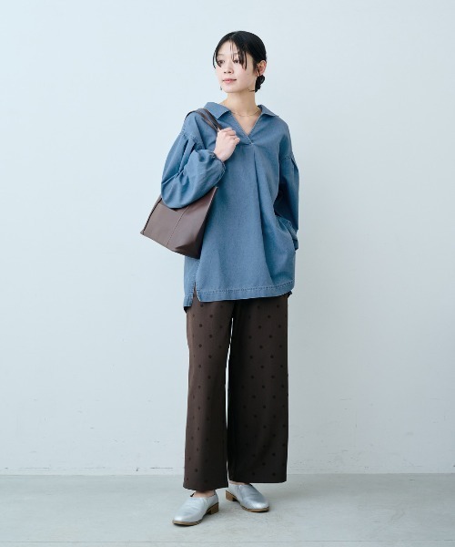 IEDIT（イディット）の「ＩＥＤＩＴ　スキッパーネックがこなれ見え　デニムプルオーバーブラウス（シャツ/ブラウス・レディース・チャコールグレー/ライトブルー・M/L/LL/3L/S）」の5枚目の写真