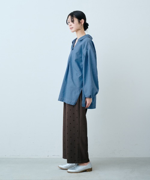 IEDIT（イディット）の「ＩＥＤＩＴ　スキッパーネックがこなれ見え　デニムプルオーバーブラウス（シャツ/ブラウス・レディース・チャコールグレー/ライトブルー・M/L/LL/3L/S）」の6枚目の写真