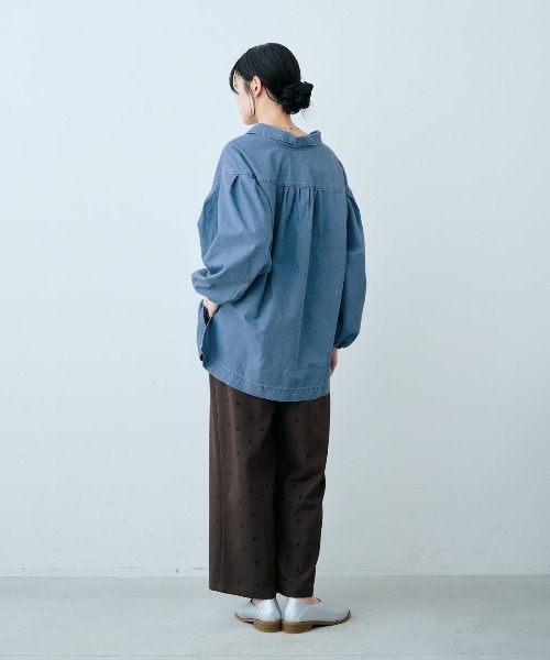 IEDIT（イディット）の「ＩＥＤＩＴ　スキッパーネックがこなれ見え　デニムプルオーバーブラウス（シャツ/ブラウス・レディース・チャコールグレー/ライトブルー・M/L/LL/3L/S）」の7枚目の写真