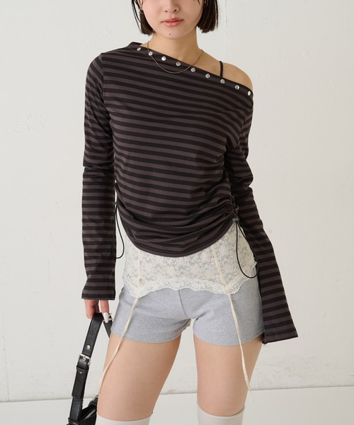 WHO'S WHO gallery（フーズフーギャラリー）の「スタッズオフショルL/Sトップス(ドット/ボーダー)（Tシャツ/カットソー・レディース・チャコールグレー/ブラック/ホワイト/ホワイト系その他・FREE）」の4枚目の写真