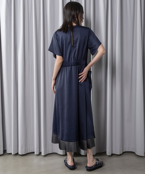MARECHAL TERRE(マルシャルテル)の「裾プリーツワンピース(ワンピース・レディース・ネイビー/グリーン系その他/ブラック/アイボリー・MEDIUM)」の5枚目の写真