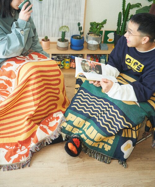BIRTHDAY BAR（バースデイバー）の「【クリエイター「FLINT MASON」× BIRTHDAY BAR 初コラボ！】POTLUCK PASTA PARTYスローケット（ブランケット・レディース・オレンジ/グリーン・0）」の3枚目の写真