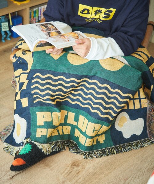 BIRTHDAY BAR（バースデイバー）の「【クリエイター「FLINT MASON」× BIRTHDAY BAR 初コラボ！】POTLUCK PASTA PARTYスローケット（ブランケット・レディース・オレンジ/グリーン・0）」の2枚目の写真