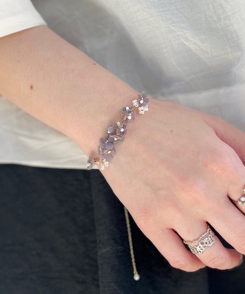 m.soeur（エムスール）の「ランタナとガラスビーズのブレスレット（ブレスレット・レディース・ホワイト/ブラック/グレー・FREE）」の3枚目の写真