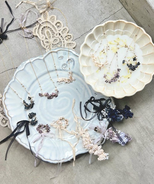 m.soeur（エムスール）の「ランタナとガラスビーズのブレスレット（ブレスレット・レディース・ホワイト/ブラック/グレー・FREE）」の4枚目の写真