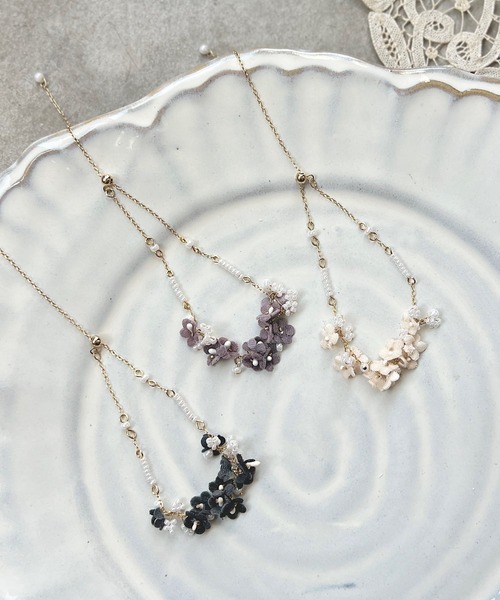 m.soeur（エムスール）の「ランタナとガラスビーズのブレスレット（ブレスレット・レディース・ホワイト/ブラック/グレー・FREE）」の12枚目の写真