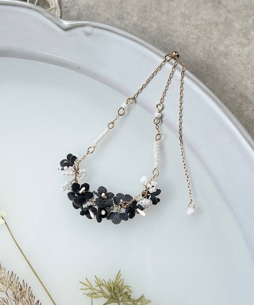 m.soeur（エムスール）の「ランタナとガラスビーズのブレスレット（ブレスレット・レディース・ホワイト/ブラック/グレー・FREE）」の9枚目の写真