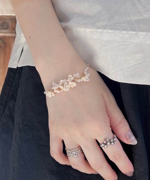 m.soeur（エムスール）の「ランタナとガラスビーズのブレスレット（ブレスレット・レディース・ホワイト/ブラック/グレー・FREE）」の10枚目の写真