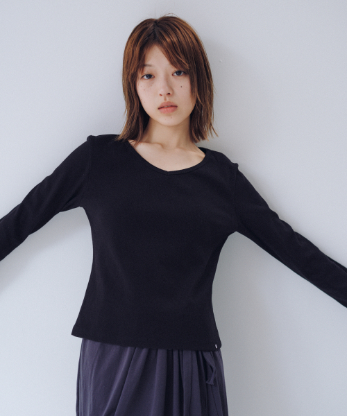 OHESHIO(オヘシオ)の「BASIC RIBBED V-NECK LONG SLEEVE, BLACK(Tシャツ/カットソー・レディース・その他・FREE)」の5枚目の写真