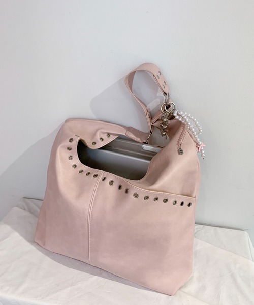 Teem Store(チームストア)の「【スタッズ付き】 カジュアルショルダーバッグ A4サイズ 大容量(ショルダーバッグ・レディース・ピンク/ホワイト/ブラウン/ブラック・F)」の1枚目の写真