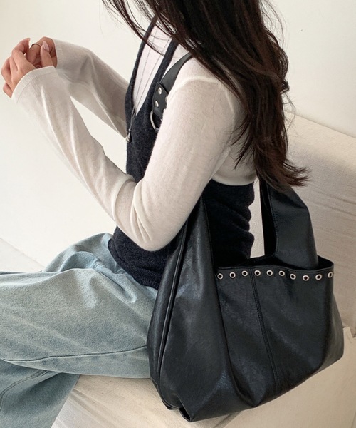 Teem Store(チームストア)の「【スタッズ付き】 カジュアルショルダーバッグ A4サイズ 大容量(ショルダーバッグ・レディース・ピンク/ホワイト/ブラウン/ブラック・F)」の10枚目の写真