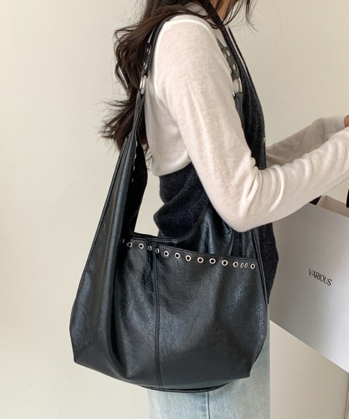 Teem Store(チームストア)の「【スタッズ付き】 カジュアルショルダーバッグ A4サイズ 大容量(ショルダーバッグ・レディース・ピンク/ホワイト/ブラウン/ブラック・F)」の11枚目の写真