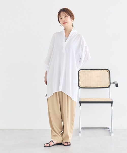 earth music&ecology(アースミュージックアンドエコロジー)の「スタンドカラーオーバーチュニックシャツ(シャツ/ブラウス・レディース・ベージュ/オフホワイト/サックスブルー・FREE)」の6枚目の写真