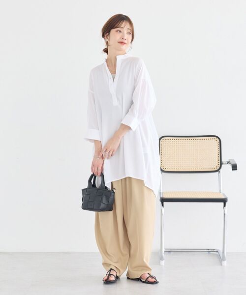 earth music&ecology(アースミュージックアンドエコロジー)の「スタンドカラーオーバーチュニックシャツ(シャツ/ブラウス・レディース・ベージュ/オフホワイト/サックスブルー・FREE)」の7枚目の写真