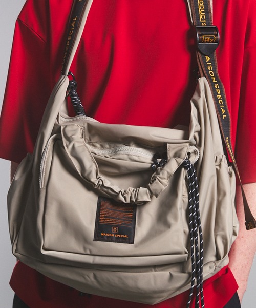 MAISON SPECIAL(メゾンスペシャル)の「《UNISEX》【THEATRE PRODUCTS】Collaboration Multiway Travel Bag/シアタープロダクツコラボレーションマルチウェイトラベルバッグ【MAISON SPECIAL/メゾンスペシャル】(ショルダーバッグ・メンズ・グレイッシュベージュ/ブラック・FREE)」の4枚目の写真