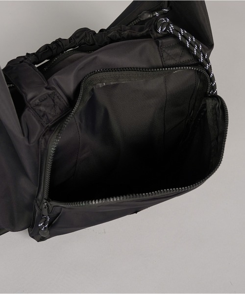 MAISON SPECIAL(メゾンスペシャル)の「《UNISEX》【THEATRE PRODUCTS】Collaboration Multiway Travel Bag/シアタープロダクツコラボレーションマルチウェイトラベルバッグ【MAISON SPECIAL/メゾンスペシャル】(ショルダーバッグ・メンズ・グレイッシュベージュ/ブラック・FREE)」の12枚目の写真