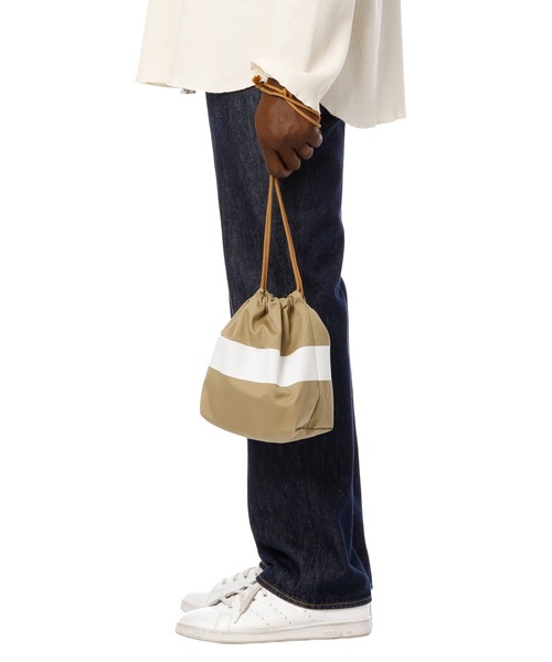 DAILY STANDARD by SANDINISTA(デイリースタンダードバイサンディニスタ)の「Chino Drawstring Line Print Bag / ラインプリント入り巾着(ショルダーバッグ・メンズ・ベージュ系その他/ベージュ系その他2・FREE)」の2枚目の写真