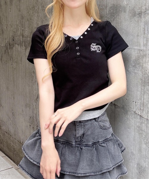 INGNI（イング）の「ヘンリーネックレイヤードラインストーンロゴリブトップス（Tシャツ/カットソー・レディース・グレー系その他3/ホワイト×ブラック/ブラック×グレー/ブラック系5・M）」の12枚目の写真