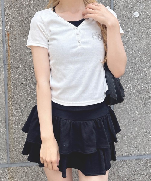 INGNI（イング）の「ヘンリーネックレイヤードラインストーンロゴリブトップス（Tシャツ/カットソー・レディース・グレー系その他3/ホワイト×ブラック/ブラック×グレー/ブラック系5・M）」の6枚目の写真