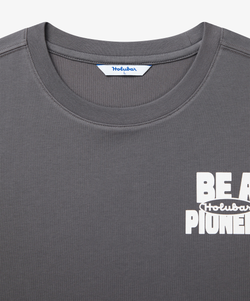 HOLUBAR（ホルバー）の「Backpacking Graphic T Shirt Charcoal（Tシャツ/カットソー・メンズ・その他・MEDIUM/LARGE/X-LARGE）」の3枚目の写真