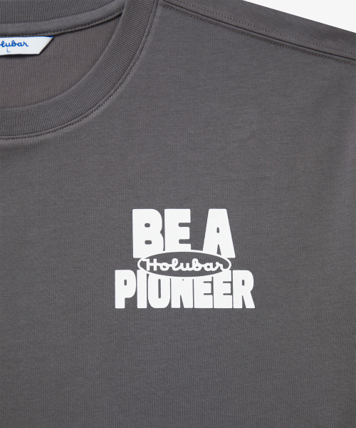 HOLUBAR（ホルバー）の「Backpacking Graphic T Shirt Charcoal（Tシャツ/カットソー・メンズ・その他・MEDIUM/LARGE/X-LARGE）」の4枚目の写真