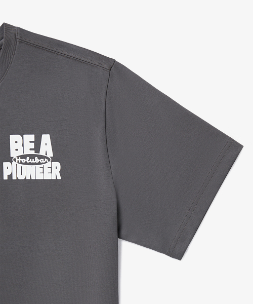 HOLUBAR（ホルバー）の「Backpacking Graphic T Shirt Charcoal（Tシャツ/カットソー・メンズ・その他・MEDIUM/LARGE/X-LARGE）」の5枚目の写真