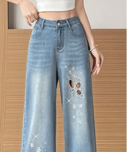 &soiree(アンドソワレ)の「バタフライモチーフ入りストレートデニムパンツ(デニムパンツ・レディース・ブルー・SMALL/X-SMALL/X-LARGE/LARGE/MEDIUM)」の2枚目の写真