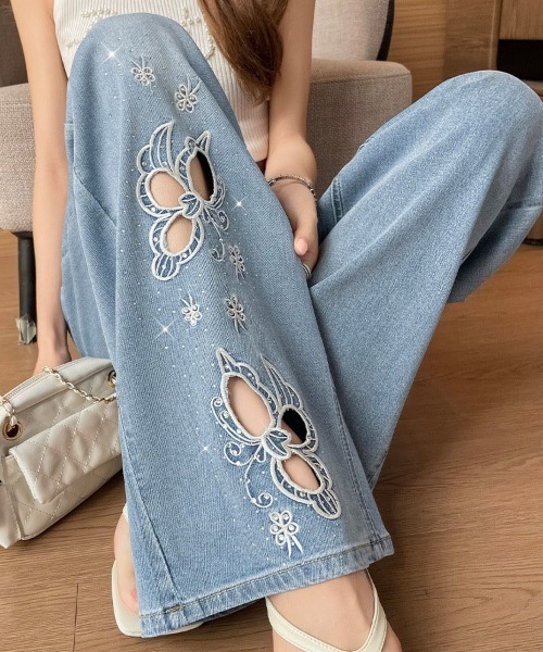 &soiree(アンドソワレ)の「バタフライモチーフ入りストレートデニムパンツ(デニムパンツ・レディース・ブルー・SMALL/X-SMALL/X-LARGE/LARGE/MEDIUM)」の3枚目の写真