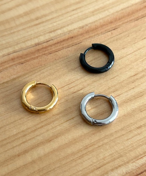 BEATJIVE(ビートジャイブ)の「ステンレス ミニフープピアス 両耳用 / ワンタッチ キャッチレス ピアス メンズ レディース 2個SET(ピアス(両耳用)・メンズ・ゴールド/シルバー/ブラック・FREE)」の5枚目の写真