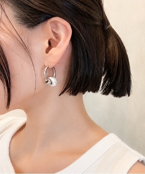 lit.Cy（リットシー）の「ジェムストーン チャーム ボリュームフープピアス（ピアス（両耳用）・メンズ・ブラウン/ホワイト/ブラック・FREE）」の2枚目の写真