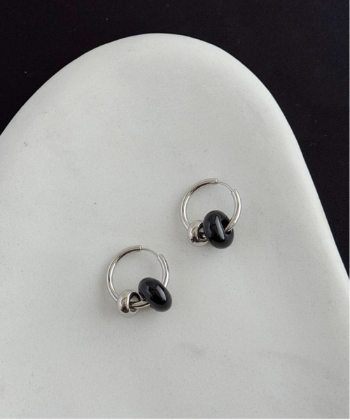 lit.Cy（リットシー）の「ジェムストーン チャーム ボリュームフープピアス（ピアス（両耳用）・メンズ・ブラウン/ホワイト/ブラック・FREE）」の4枚目の写真