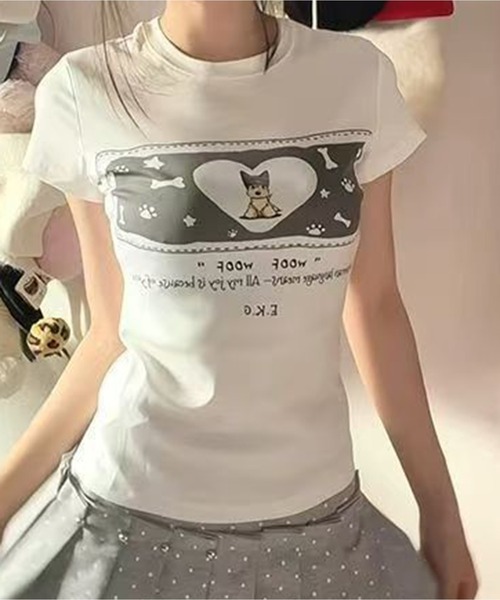 AsheKsha（アシクシャ）の「ハート柄のワンちゃんプリント スリムフィット半袖Tシャツ（Tシャツ/カットソー・レディース・ホワイト・M）」の3枚目の写真
