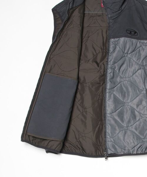 DIESEL(ディーゼル)の「メンズ ジップアップベスト J-ALVAR(ナイロンジャケット・メンズ・グレー・48/44/50/52/46)」の2枚目の写真