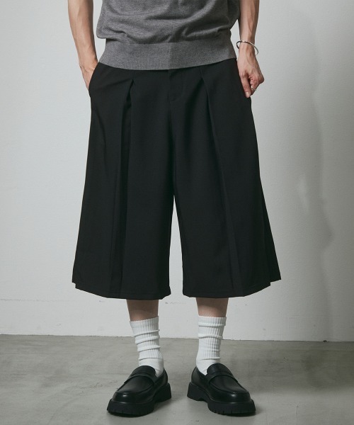 DAZE（デイズ）の「ポリエステルツイル タックワイド ショートスラックス（スラックス・メンズ・ブラック/チャコールグレー・SMALL/MEDIUM/LARGE/X-LARGE）」の2枚目の写真