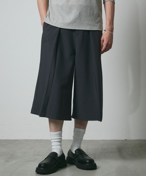 DAZE（デイズ）の「ポリエステルツイル タックワイド ショートスラックス（スラックス・メンズ・ブラック/チャコールグレー・SMALL/MEDIUM/LARGE/X-LARGE）」の14枚目の写真
