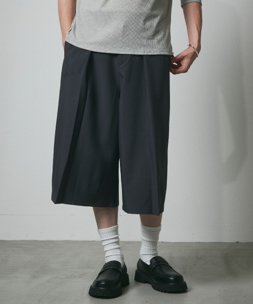 DAZE（デイズ）の「ポリエステルツイル タックワイド ショートスラックス（スラックス・メンズ・ブラック/チャコールグレー・SMALL/MEDIUM/LARGE/X-LARGE）」の15枚目の写真