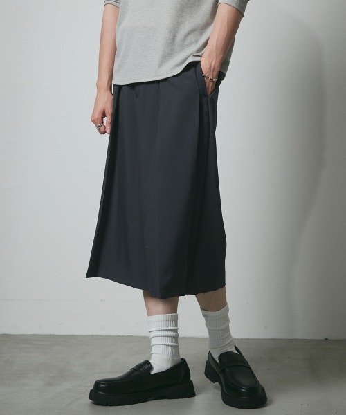DAZE（デイズ）の「ポリエステルツイル タックワイド ショートスラックス（スラックス・メンズ・ブラック/チャコールグレー・SMALL/MEDIUM/LARGE/X-LARGE）」の22枚目の写真