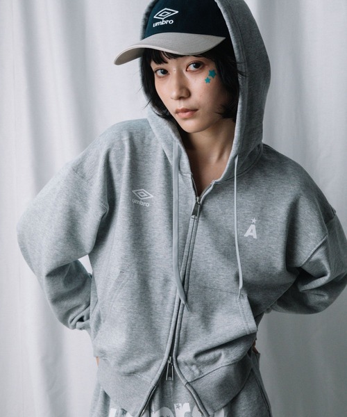 ALAND（エーランド）の「【UNISEX】ALAND×UMBRO／裏毛パーカー（パーカー・レディース・ブルー/ブラック/グレー・LARGE/SMALL）」の2枚目の写真