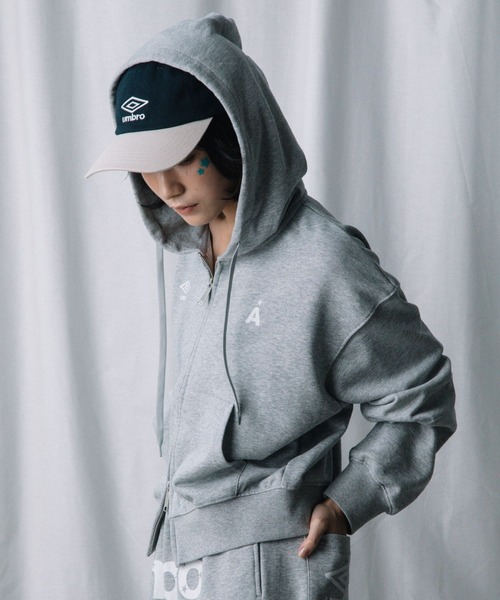 ALAND（エーランド）の「【UNISEX】ALAND×UMBRO／裏毛パーカー（パーカー・レディース・ブルー/ブラック/グレー・LARGE/SMALL）」の10枚目の写真